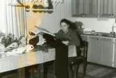 Solveig Naert katalogiserar i Tolvmansgården, Sjuhundra hembygdsförenings hembygdsgård i Rimbo 1986-87.