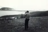 Hembygdskonsulent Kjell Nilsson fotograferar fjället Akka vid utflykt under Riksstämman 1990.