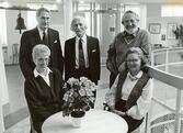 Mottagare av Värmdö kommuns kulturpris 1989. Sittande från vänster: Britt-Marie Ohlsson och Gudrun Gröndahl, Strömma. Stående från vänster: Lennart Backman.