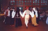 Hembygdsfest i Tensta 2000. Spånga folkdanslag och syrianska föreningen dansar tillsammans.