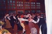 Hembygdsfest i Tensta 2000. Spånga folkdanslag och syrianska föreningen dansar tillsammans.