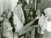 Utställning. Elever vid Drotttningdals skola i Roslags-Bro presenterar linbråkning inom projektet Roslags-Bro vår hembygd 1982.