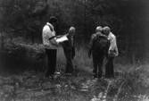 Natur- och miljögruppen besöker planerad golfbana i Bråtorpsskogen på Lovö september 1989.