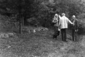 Natur- och miljögruppen besöker planerad golfbana i Bråtorpsskogen på Lovö september 1989.