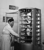 Mjölkcentralens nya automat år 1957.