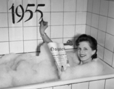 Marianne Blomgren badar skumbad och läser tidningen Östgöten.