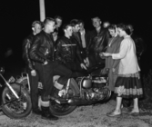 Ungdomar vid en motorcykel