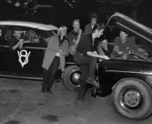 Ett gäng Linköpingsraggare med sina bilar år 1959