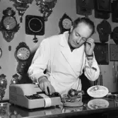 Klockförsäljare visar sin vibrograf