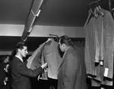 Eric Kolmby säljer kostymer