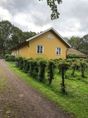 Ett gulmålat bostadshus på Sporred Tvärgården i Sporred, Kållered, i Mölndals kommun, den 20 september 2019. Byggt cirka 1940.