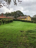 Ett gulmålat bostadshus på Sporred Tvärgården i Sporred, Kållered, i Mölndals kommun, den 20 september 2019. Byggt cirka 1940.