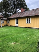 Ett gulmålat bostadshus på Sporred Tvärgården i Sporred, Kållered, i Mölndals kommun, den 20 september 2019. Byggt cirka 1940.