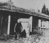 Kule-Johan utanför sin stuga, 1920-tal