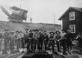 Arbetare med spadar, ca 1905