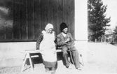 Gammalt par vid hus, 1930-tal