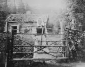 Jönsa-mora utanför sin stuga, 1890-tal