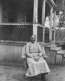 Kvinna i korgstol, 1910-tal