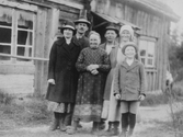 Grupp framför hus, 1920-tal