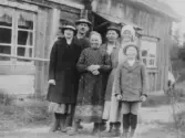 Grupp framför hus, 1920-tal
