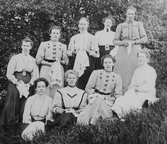 Kvinnor i gräset, ca 1900