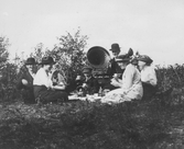 Sällskap med trattgrammofon, ca 1900