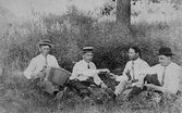 Spelande och snusande män, 1910-tal