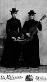 Spelande kvinnor, ca 1900