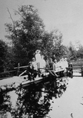 Samling vid dammen, 1920-tal
