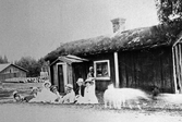Ungdomar utanför Get-Johannas stuga, 1921