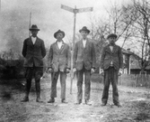 Grupp män vid vägskylt, 1920-tal