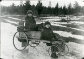 Badelunda sn.
Bertil Pettersson och Axel Ehn med lådbil. 1918-1919.