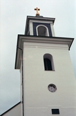 Vårviks kyrka, förgyllt klot och kors på torn.