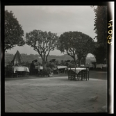 1950. Frankrike. Folk vid en utomhusrestaurang