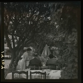 1950. Frankrike. Folk sittandes vid utomhusrestaurang