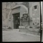 1950. Frankrike. exeriörbild utanför en keramikverkstad