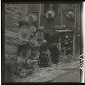 1950. Frankrike. Kvinna sitter och tillverkar stråhattar