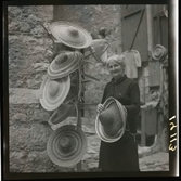 1950. Frankrike. Kvinna med stråhattar