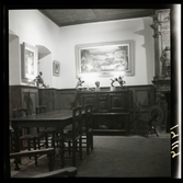 1950. Frankrike. Matbord, stolar, tavlor