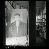 1950. Frankrike. Målning i skyltfönster