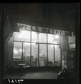 1950. Paris. Café le métro, kvällsbild