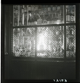1950. Paris. Spritflaskor i fönster