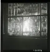 1950. Paris. Spritflaskor i fönster