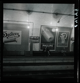 1950. Paris.  Tågstation, reklam
