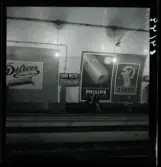 1950. Paris.  Tågstation, reklam