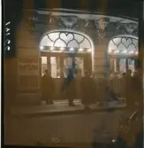 1950. Paris. Utanför Athénée Theatre Louis Jouvet där det spelas Le Tartuffe.