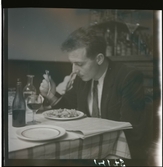 1950. Paris. en man sitter vid bord och äter