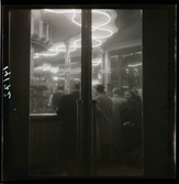 1950. Paris. Män står vid en bar