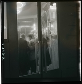 1950. Paris. Två män står vid en bar