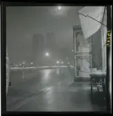 1950. Paris. Gata med Notre Dame i bakrunden, kväll